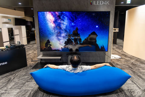 ハイセンス、壁寄せTVスタンドも使える“軽デカ”100型4K液晶 - AV