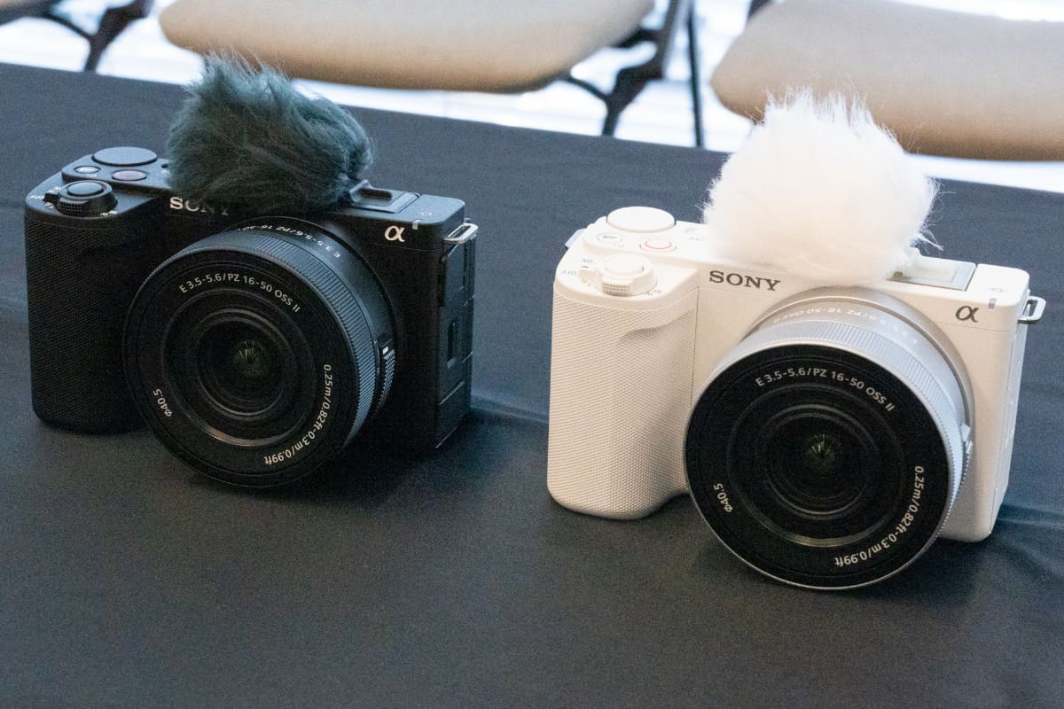 装着されているのがE PZ 16-50mm F3.5-5.6 OSS II。左からブラック、シルバー(キット限定色)