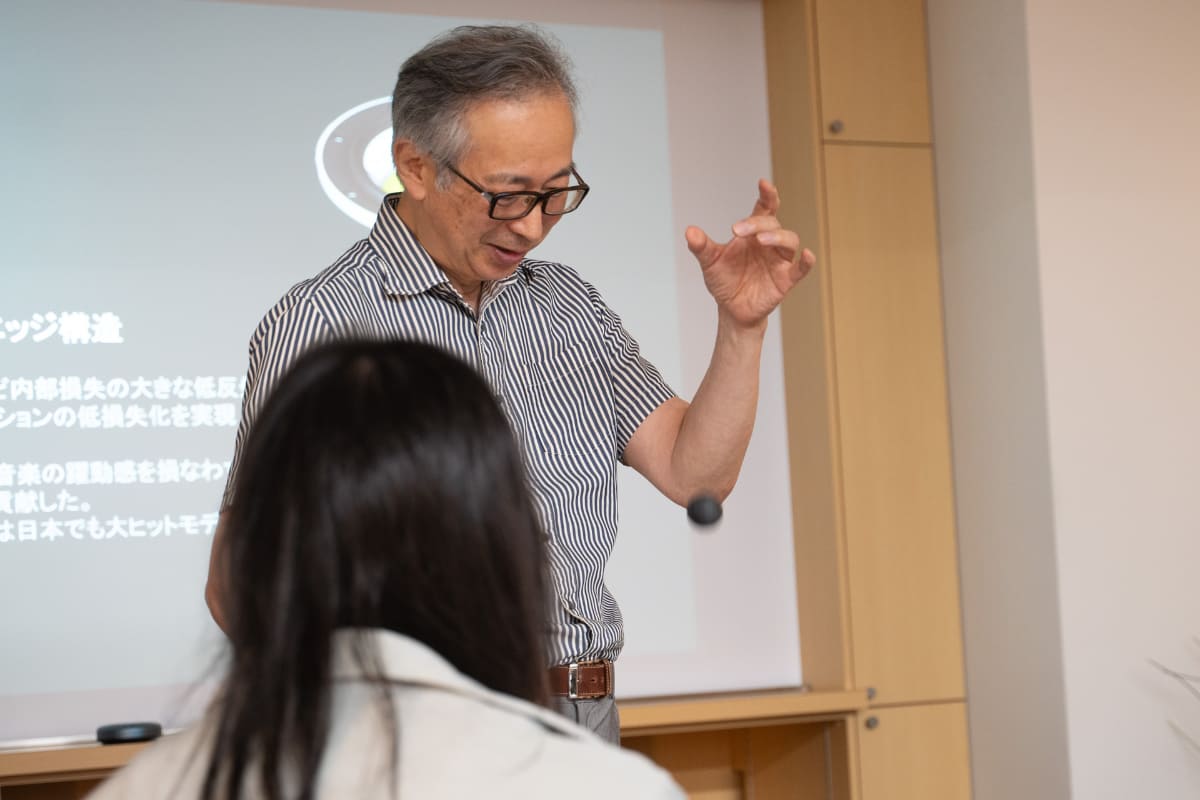 D&Mのシニアサウンドマスター・澤田龍一氏が2種類のゴムで実験。低反発なゴムは机に「ゴンッ」と落ちてあまり跳ねないが、DALIが採用している高反発系のゴムはかなり高く跳ね上がる