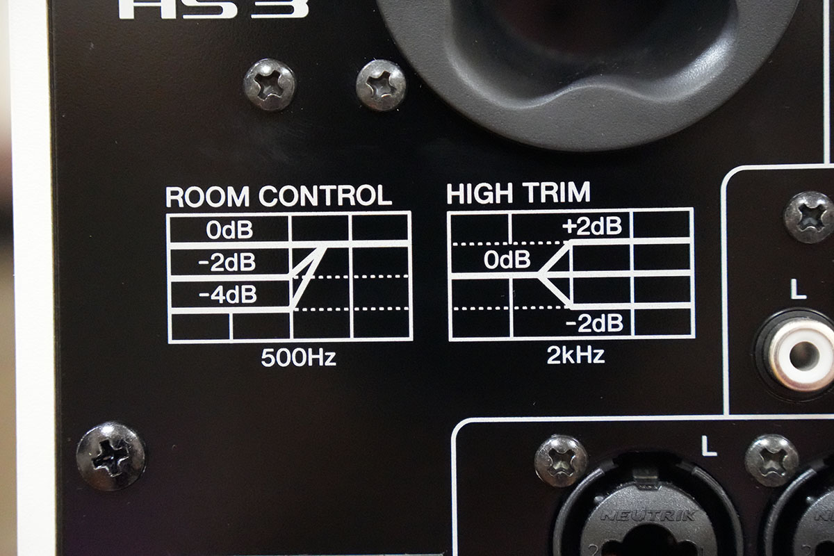 ROOM CONTROLとHIGH TRIMの切り替えスイッチ