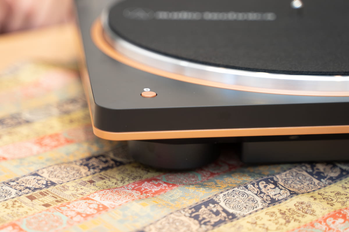 ABS樹脂とPS樹脂を組み合わせた3層構造「アンチレゾナンスシャーシ」