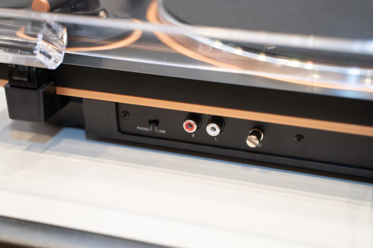 フォノイコライザーも内蔵し、RCA出力も備えている
