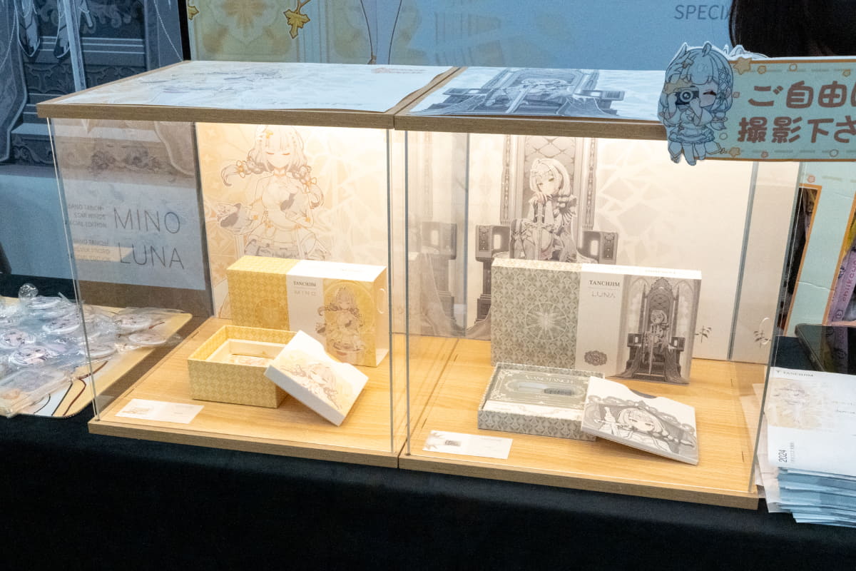 「MINO スターズ・ウィング限定版」(左)と「LUNA シルバー・ソード限定版」(右)