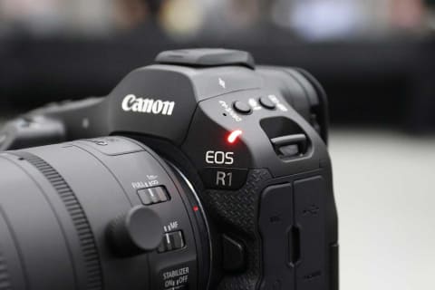 キヤノン、ミラーレスカメラ最上位「R1」。11月発売 - AV Watch