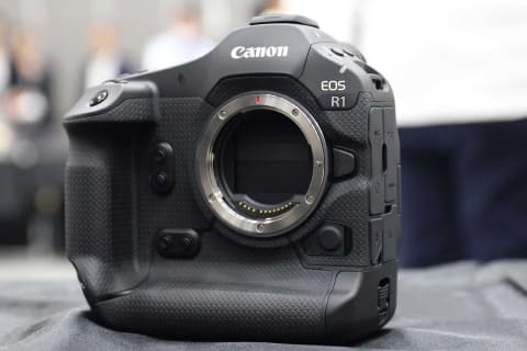 キヤノン、ミラーレスカメラ最上位「R1」。11月発売 - AV Watch