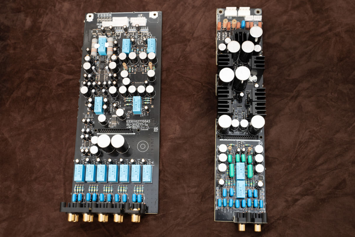 右の基板の右下にあるのがフォノイコライザー部分