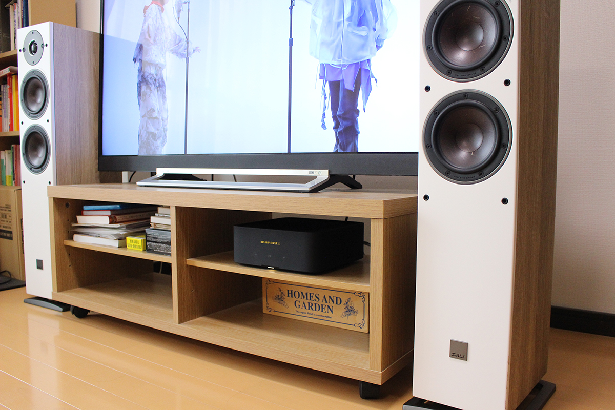 OBERON 5（ライトオーク）のスリムなフォルムと明るい本体カラーも、我が家のリビングにある49インチテレビとぴったり