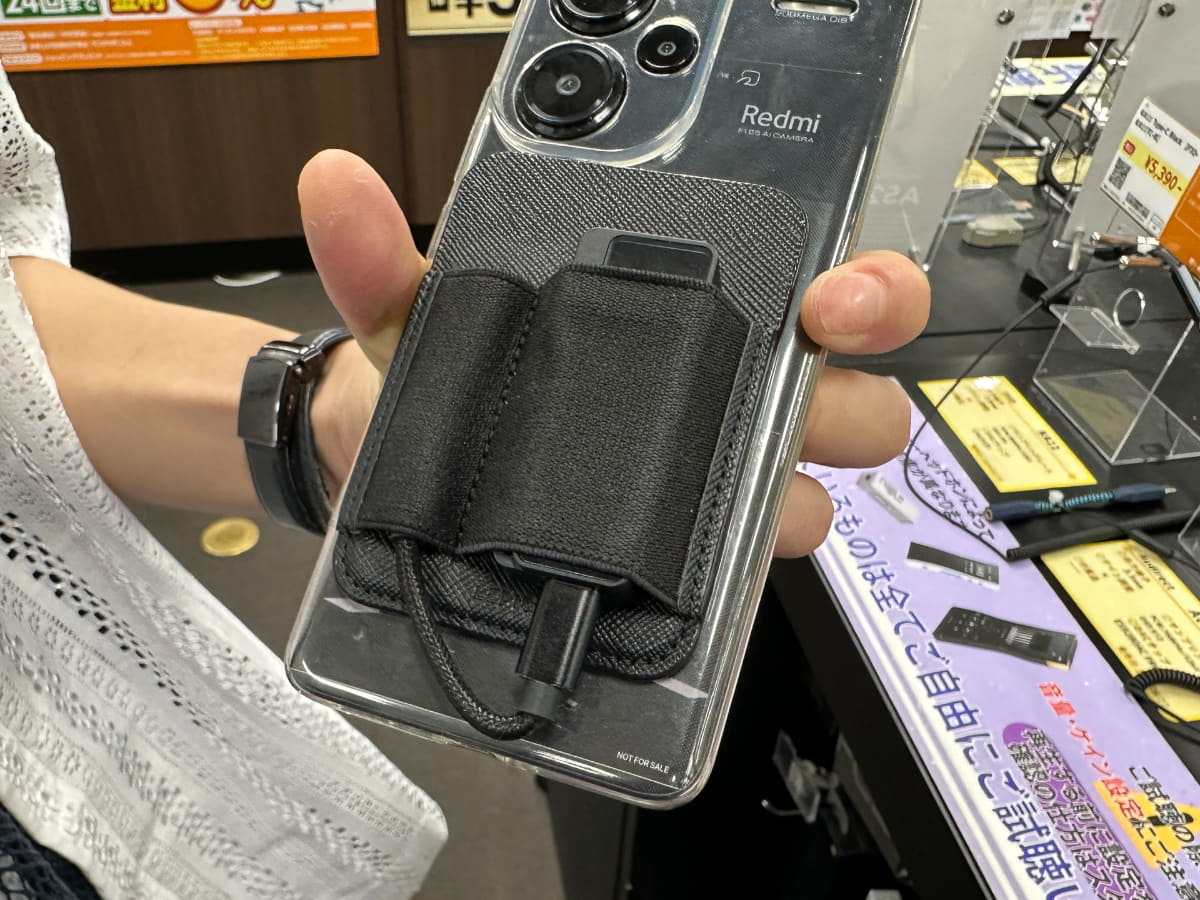 スティック型DACを快適に持ち歩くアクセサリーも。これはLEPICのDAC POCKETというホルダーで、スマホ背面にマグネットで取り付けます。右側にスティック型DACを入れ、使わない時は左側にヘッドフォンジャックを差し込めます。