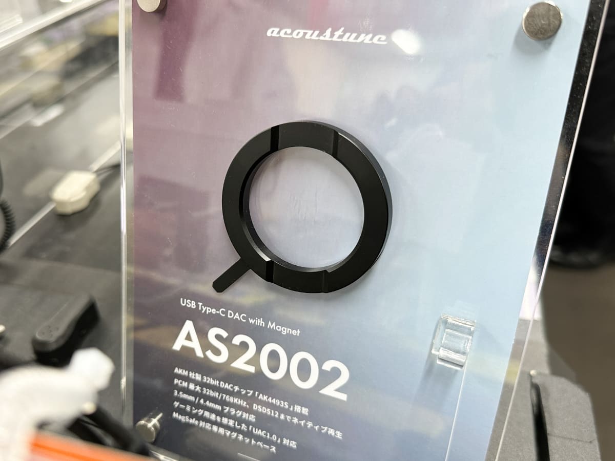 AS2002用のマグネットベース。MagSafeでスマホ裏に取り付ける。至れり尽くせりですね