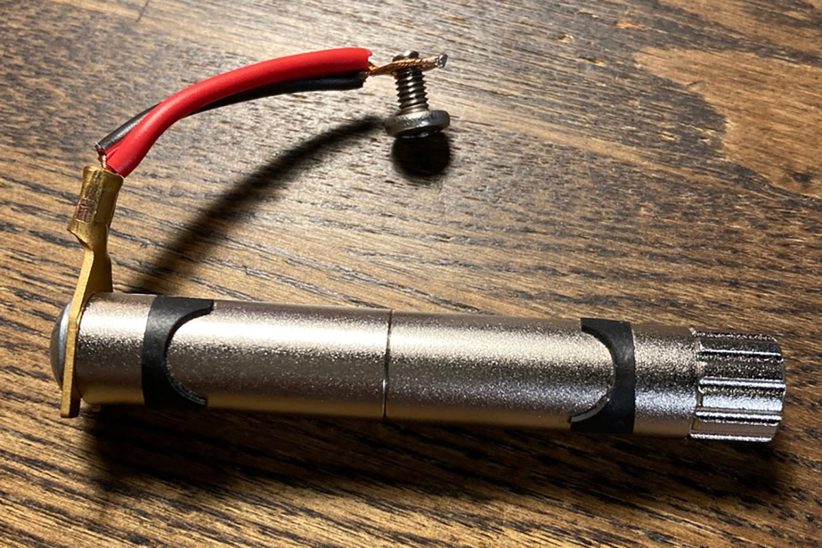 ゴム足の形状もいろいろ試した。接続用ケーブルの端末処理も変えてみた