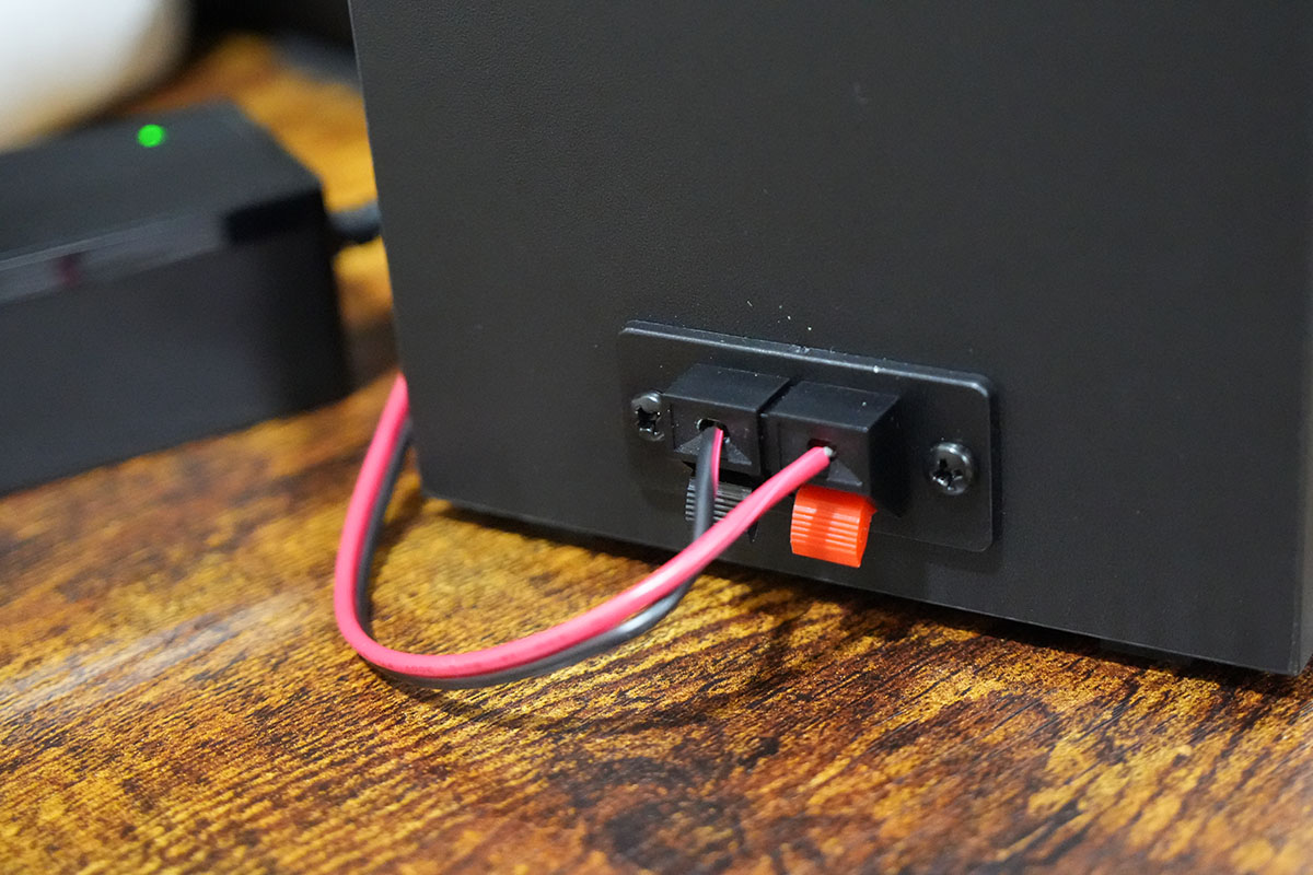 Lch側の背面は、スピーカーターミナルのみ