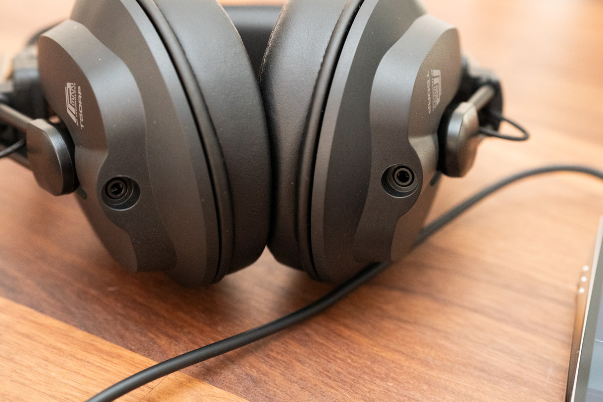 左右ハウジングの両方にコネクタを備えている