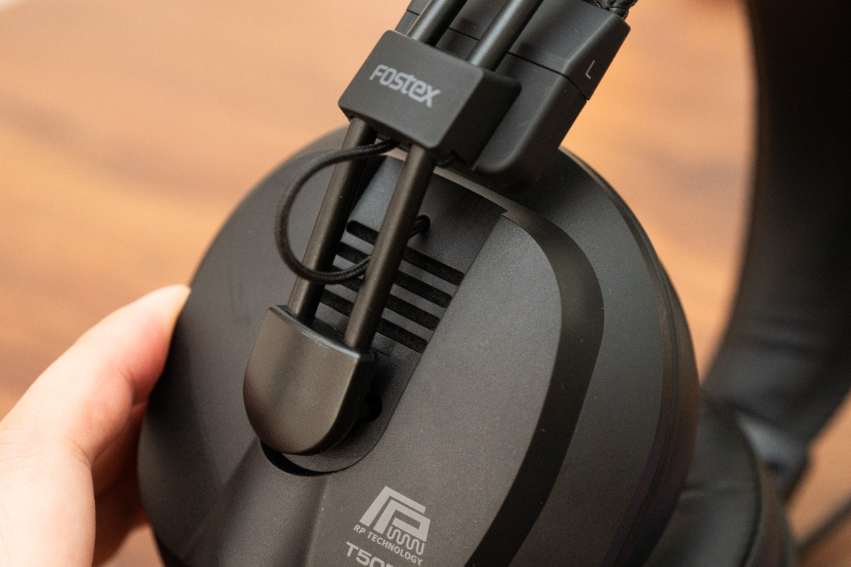 スリットがあり、ハウジングはセミオープン