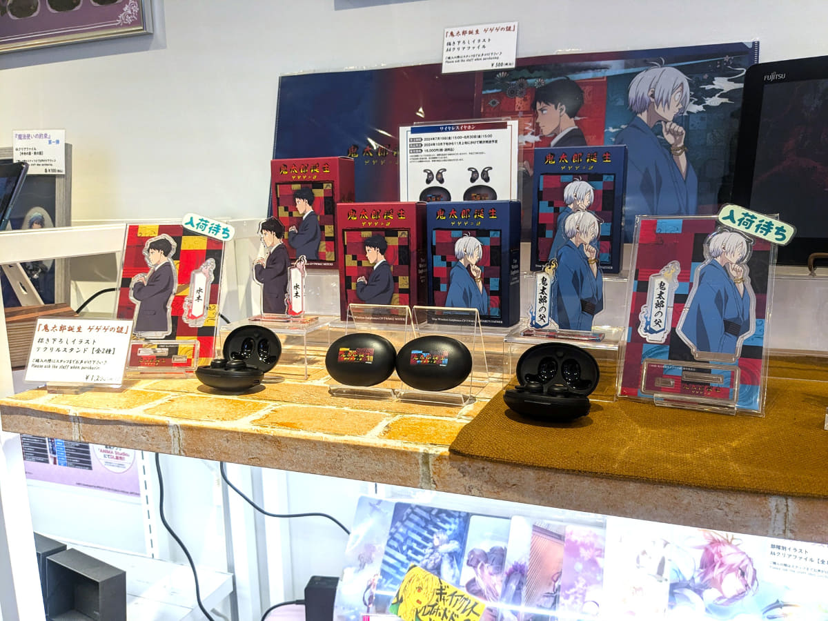 秋葉原にある店舗「ONKYO DIRECT ANIME STORE -Lifestyle-(音アニ2号店)」では、実機を展示中。さらに、本機の発売と合わせた描き下ろしイラストデザインのA4クリアファイル(1種)、アクリルスタンド(2種)、缶バッジ(2種)も販売している。価格はクリアファイルと缶バッジが各500円、アクリルスタンドが各1,200円
