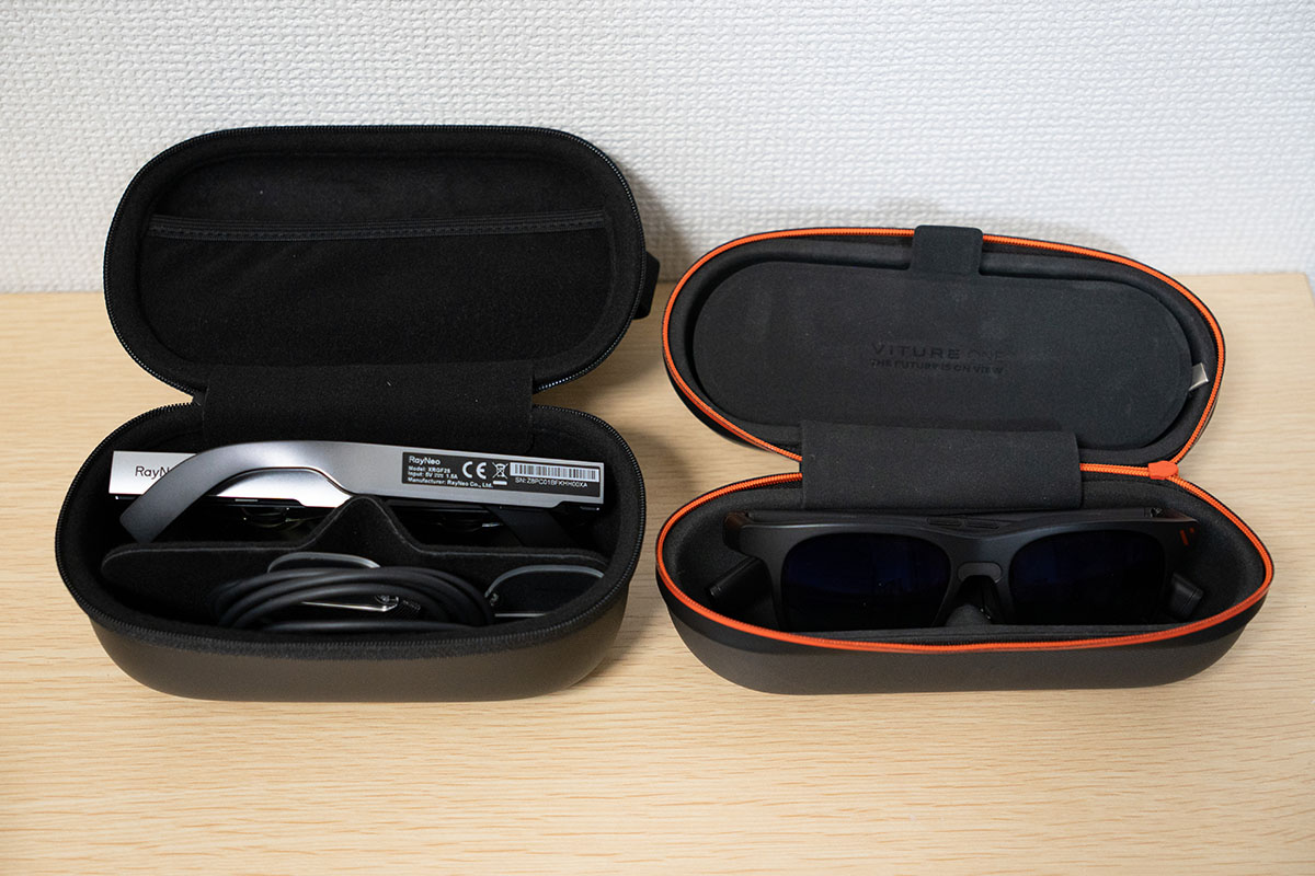 他社のケースと比較。大きめだが中に付属品などを入れやすいこともわかる