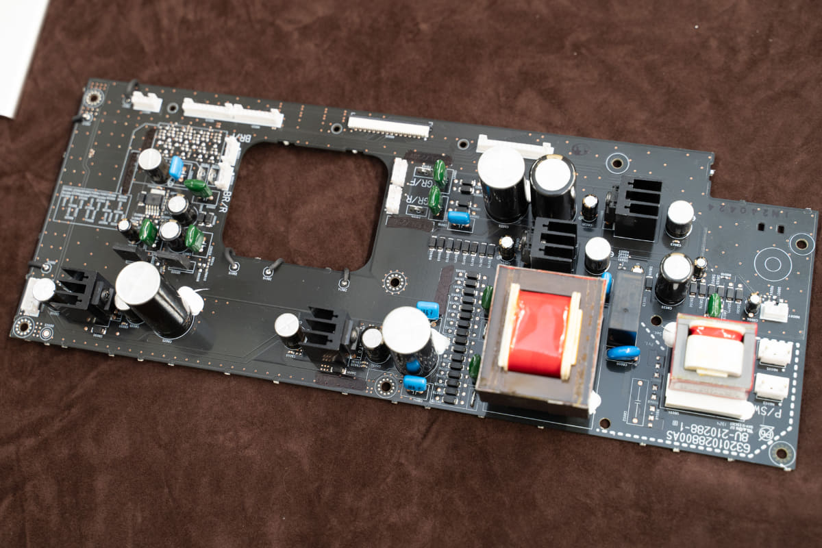 フロントパネルの裏側にデジタル系などの電源をまとめて搭載