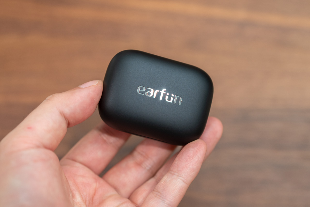 ワイヤレス給電に対応した充電ケース。薄くなり、より持ち運びしやすくなった