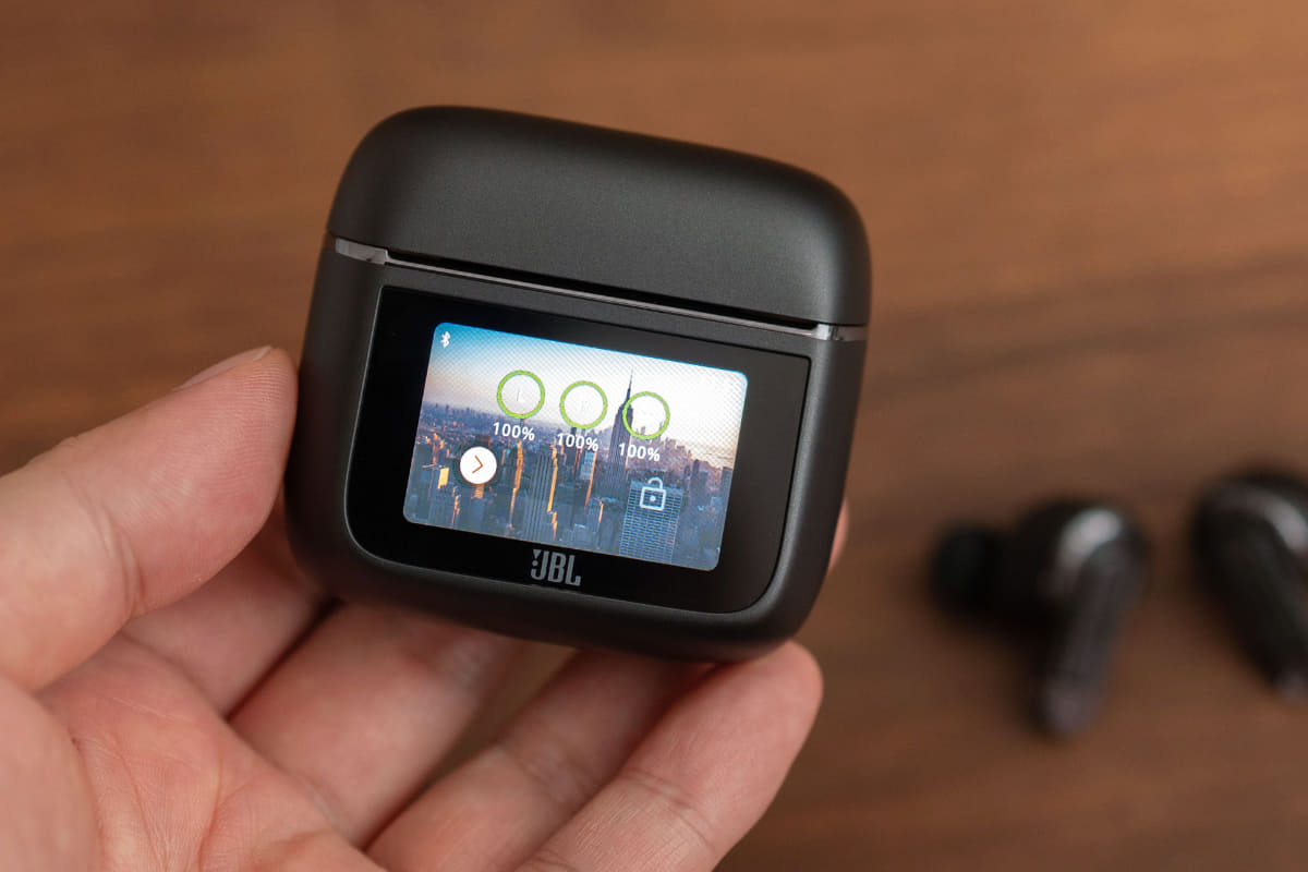 TOUR PRO 3の充電ケース。ディスプレイ部分が大きくなった