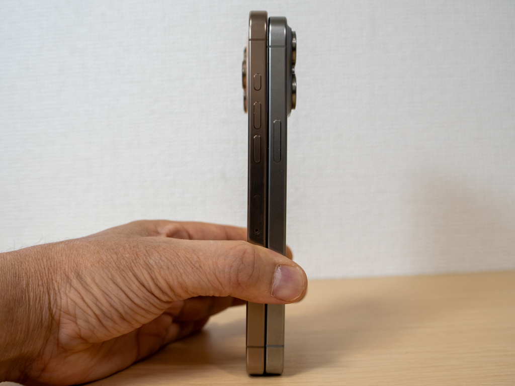 16 Pro Max(左)と15 Pro Max(右)を立てて比較すると高さの変化がわかりやすい