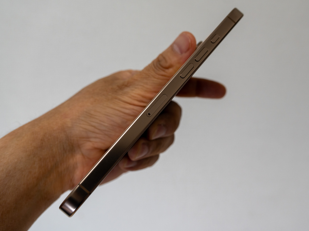 左側面。SIMカードスロットは存続し、アクションボタンも全機種にある