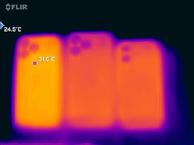 テスト前。写真左からiPhone 15 Pro Max、iPhone 16 Pro Max、iPhone 16
