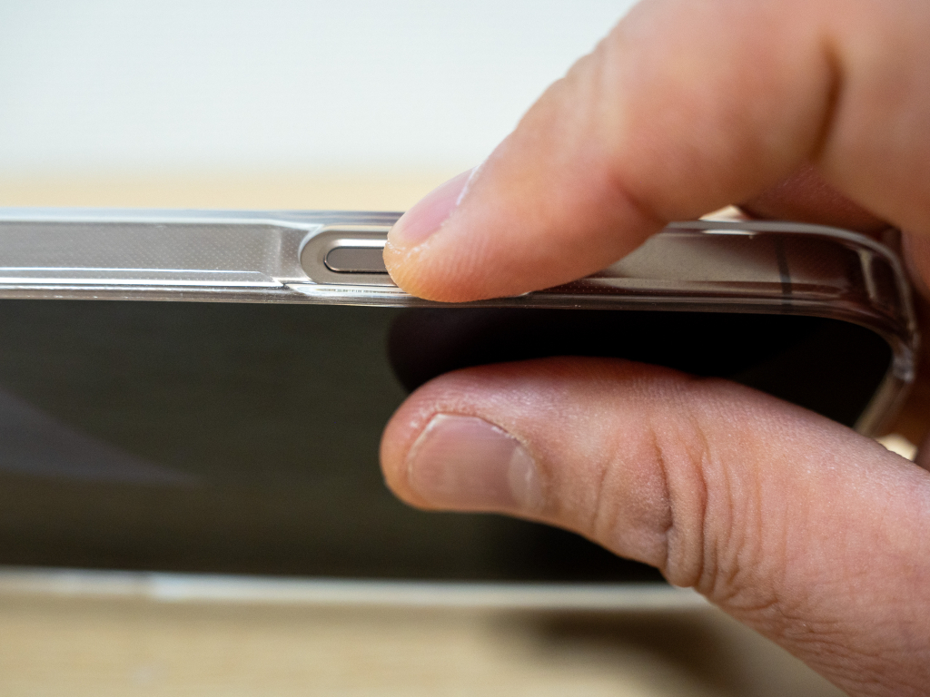 穴を開けた形でも使えるが、押し込みやスライドの使い勝手はちょっと劣る