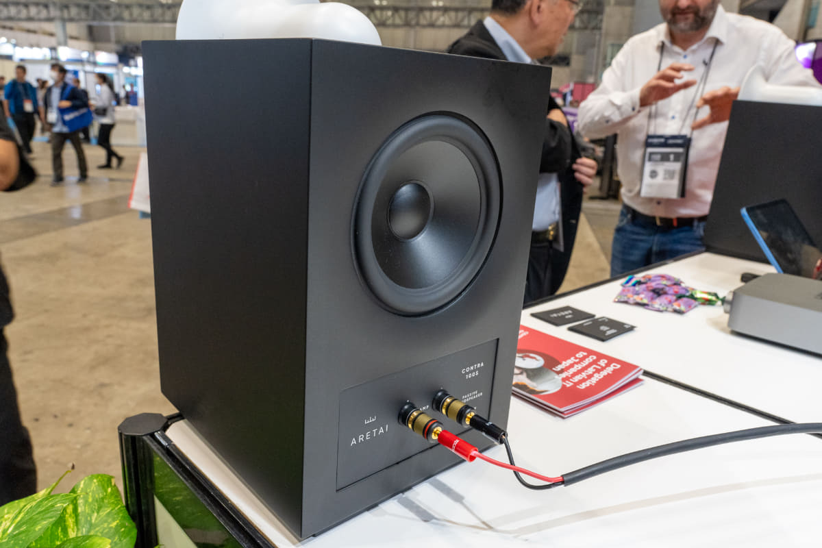 背面。こちらにもウーファーが