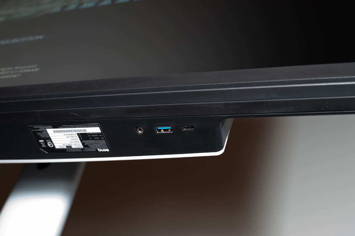 ヘッドフォン出力端子は下部に備えている