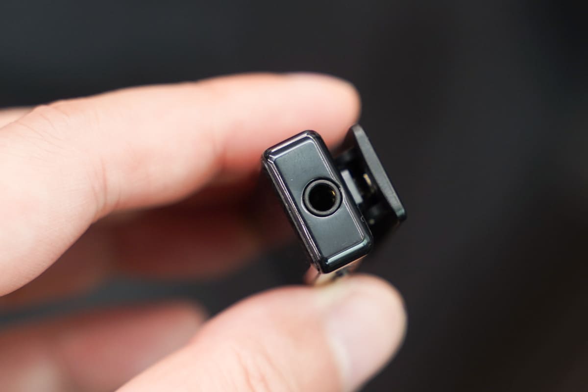 ヘッドフォン出力は 3.5mmシングルエンドのみ