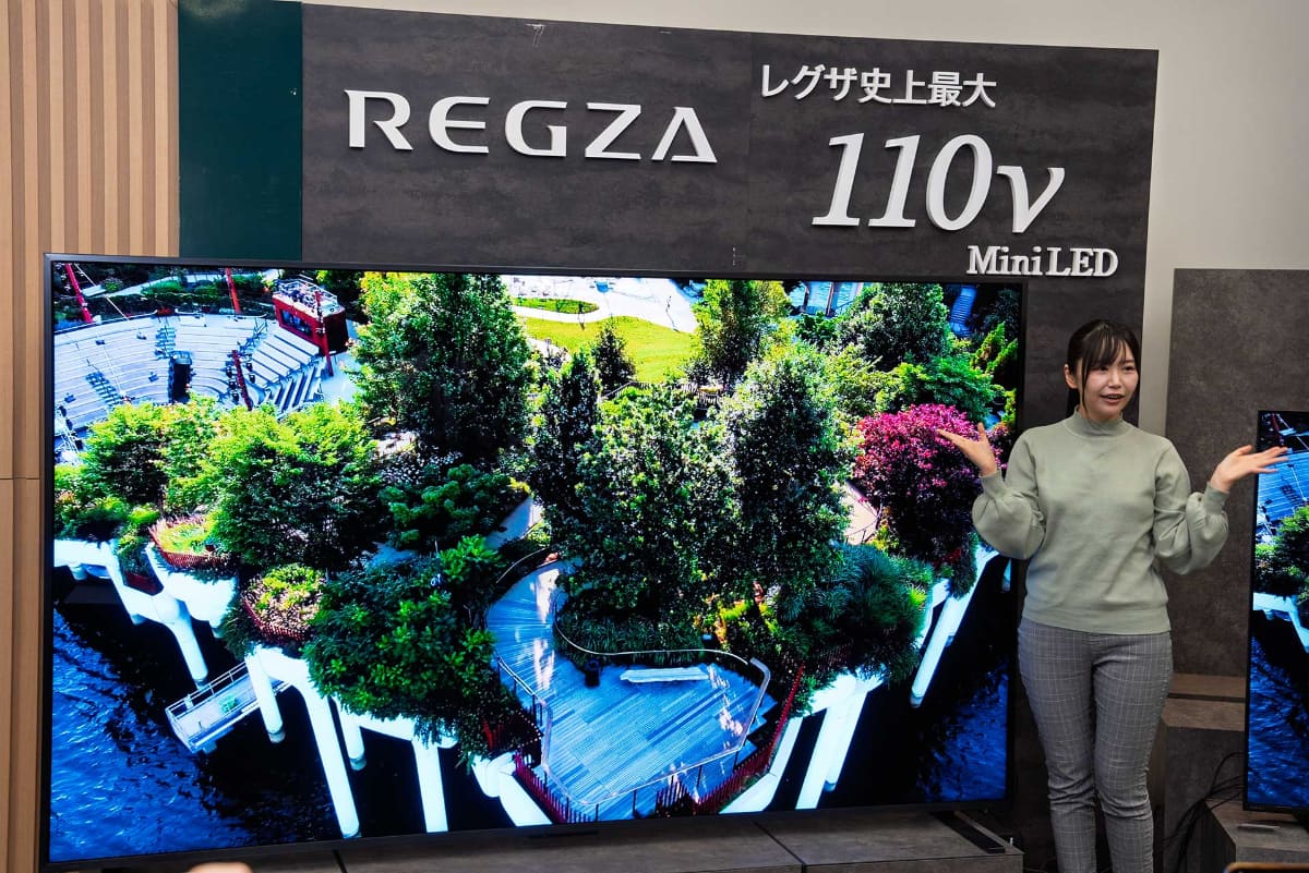 レグザ史上最大サイズとなる110型4KミニLEDレグザ「110Z990R」と小岩井ことりさん