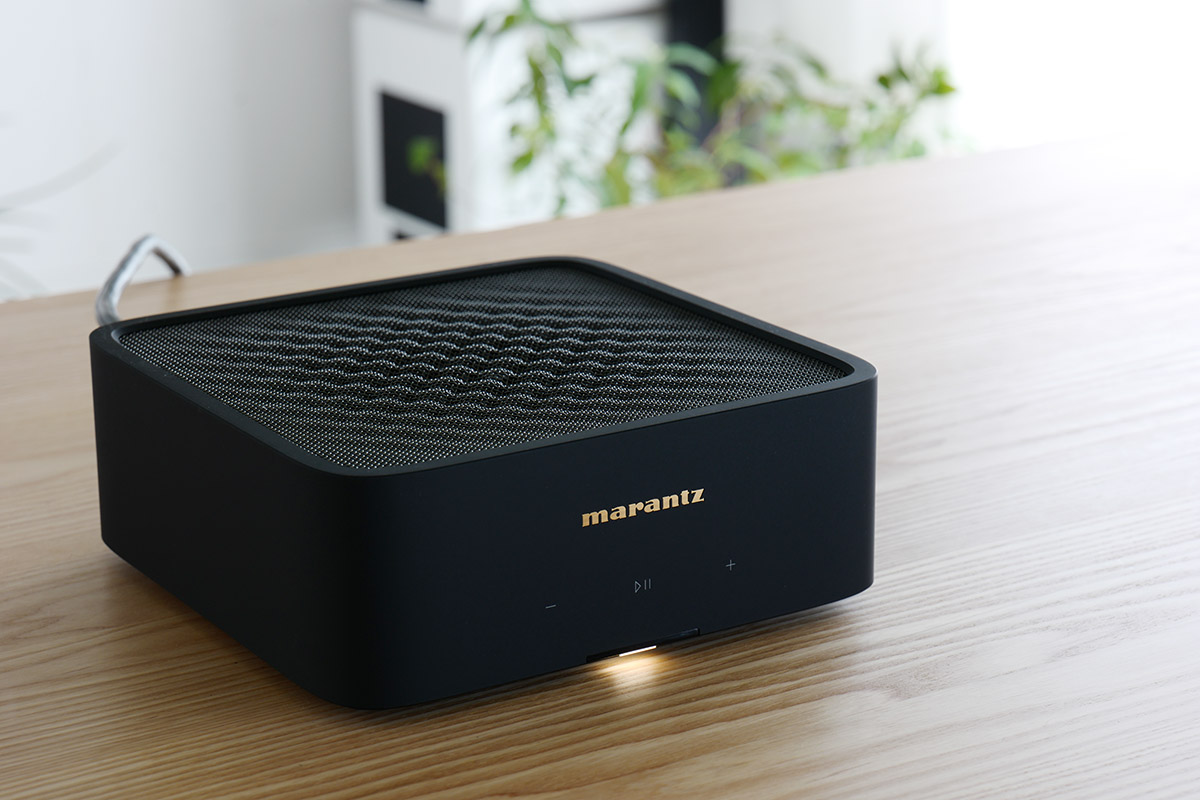 フロント中央にはアイコニックなマランツのロゴ