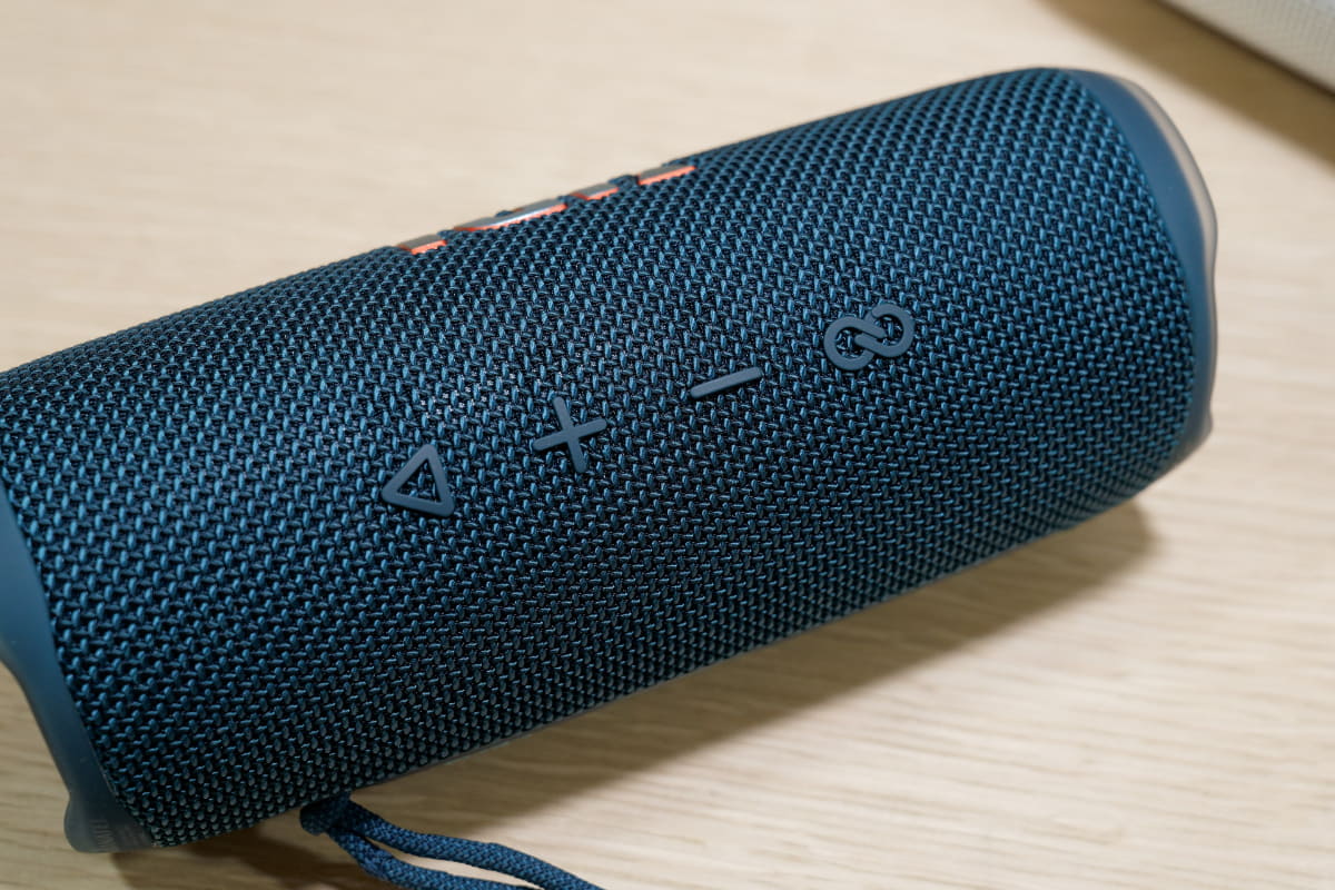 右端に見える∞ボタンが「JBL PartyBoost」のボタン。音を鳴らしている1台目でこのボタンを押した後、すぐに2台目以降でもボタンを押すと、同じ音楽が流れるようになる