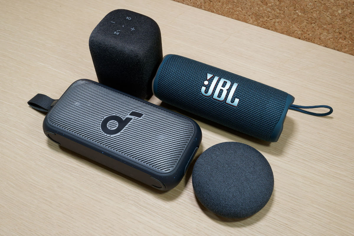 今回試用した4種類のBluetoothスピーカー。サイズ感の参考に