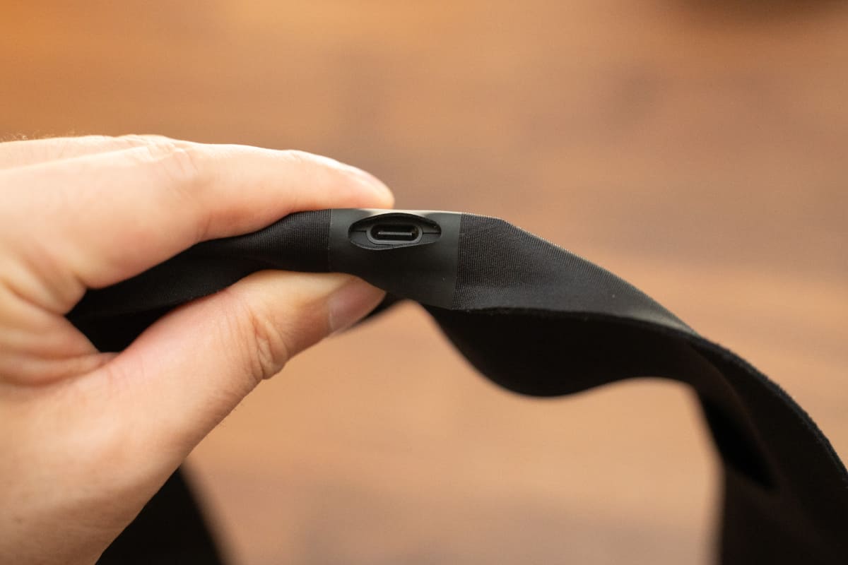 肩アタッチメントに入れた状態でも、USB-Cポートにアクセスでき、インジケーターも視認できる