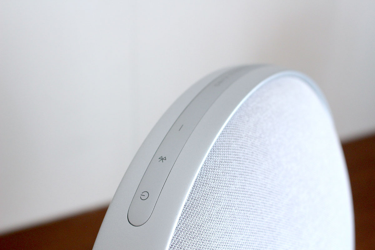 天面のサークル部分に、電源やBluetooth、音量調整などのボタンを配置。インターフェイスにも一体感があるデザイン