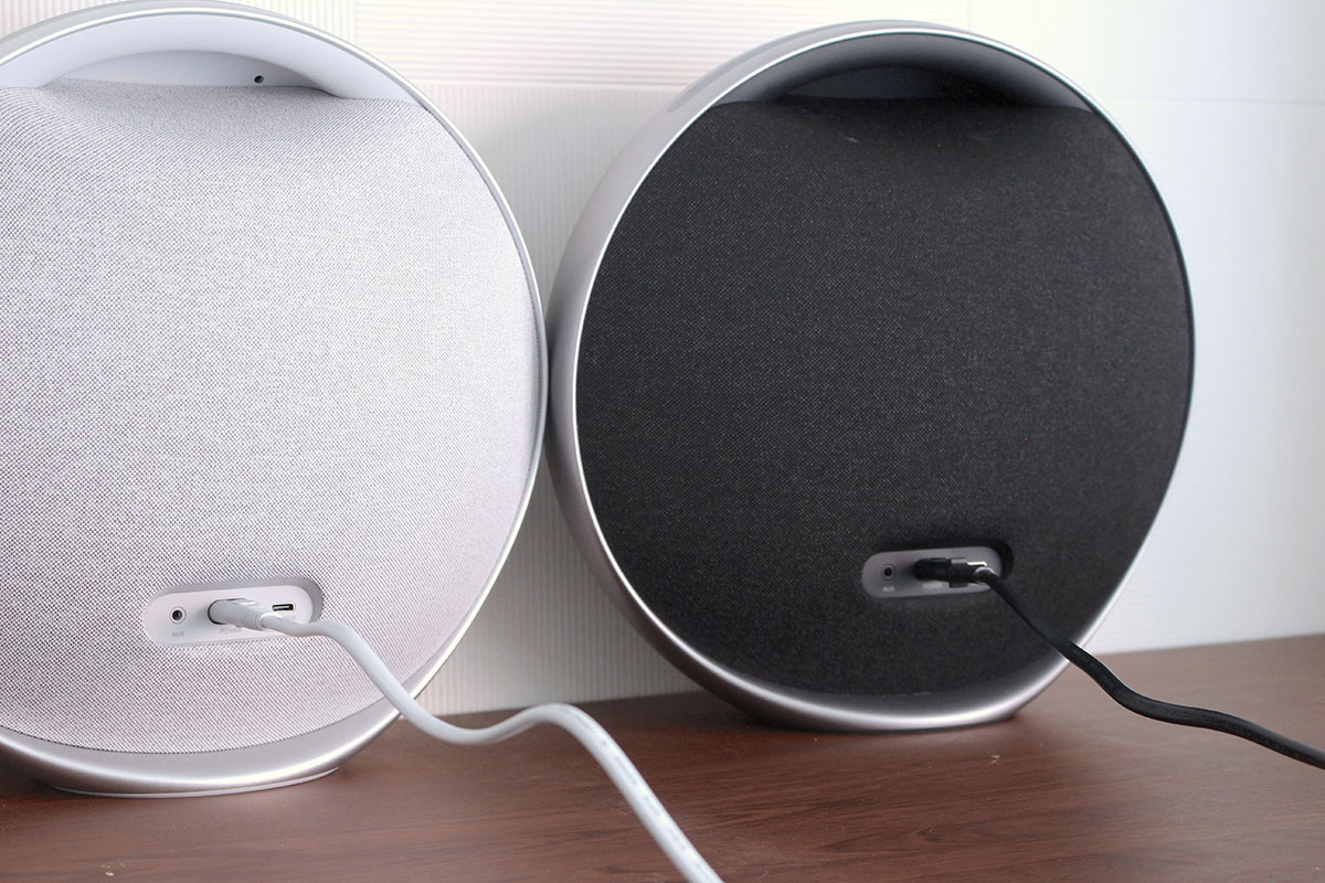 ライトグレーには灰色の、クラシックブラックには黒の電源ケーブルが付属。こういうの好き