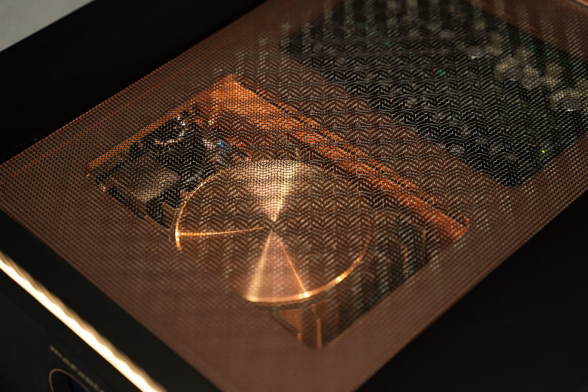 MODEL 10のトップカバーはWaved Top Meshのステンレススチール製メッシュ