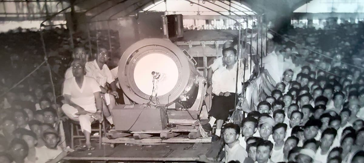 東京・新橋駅西口広場での大型投写式テレビジョン受信公開の様子(1954年ころ)。当時のテレビはまだ高価だったため、街頭テレビは人気を博したという