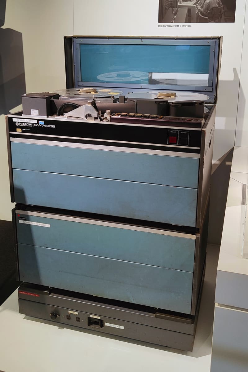 1970年代になって、ようやく番組を記録するVTR技術が登場。ただし当時は番組の製作費よりも、VTR1本の方が高額だったため、VTRは何度も再利用された。古い番組の映像が残っていないのは、このテープの再利用のためだという。写真は「日立電子 SV-7400型 2インチVTR」(1976)
