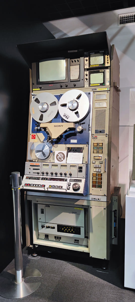 1976年にソニーが開発した1インチ、1.5ヘッド方式のヘリカルスキャンVTR「BVH-1000」