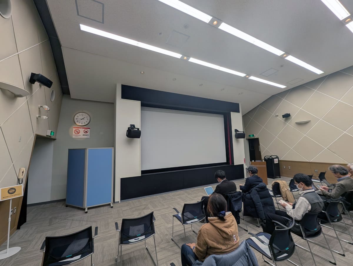 200インチのスクリーンに、8K映像と22.2マルチチャンネルの音響を体験できる「愛宕山8Kシアター」