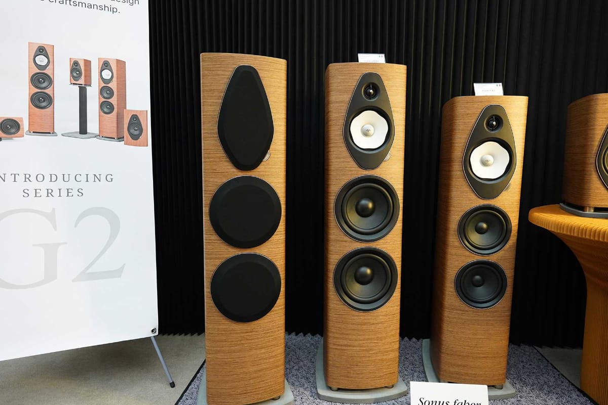 「Sonetto G2」シリーズのフロアスタンド型。写真中央が「Sonetto VIII G2」。写真右は「Sonetto V G2」