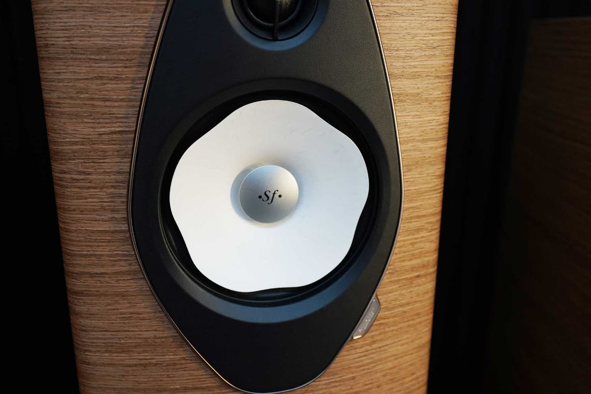 カメリア(椿)の形状を模した「Camelia Midrange」