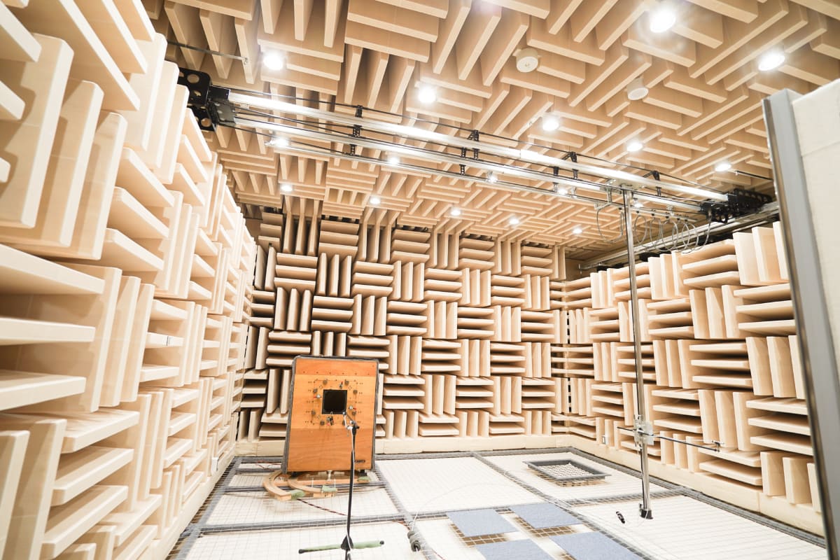 JVCケンウッド「Value Creation Square」内にある無響室。吸音材を床や壁や天井に敷き詰め、音の反射を排除。直接音のみを測定できるようにしている