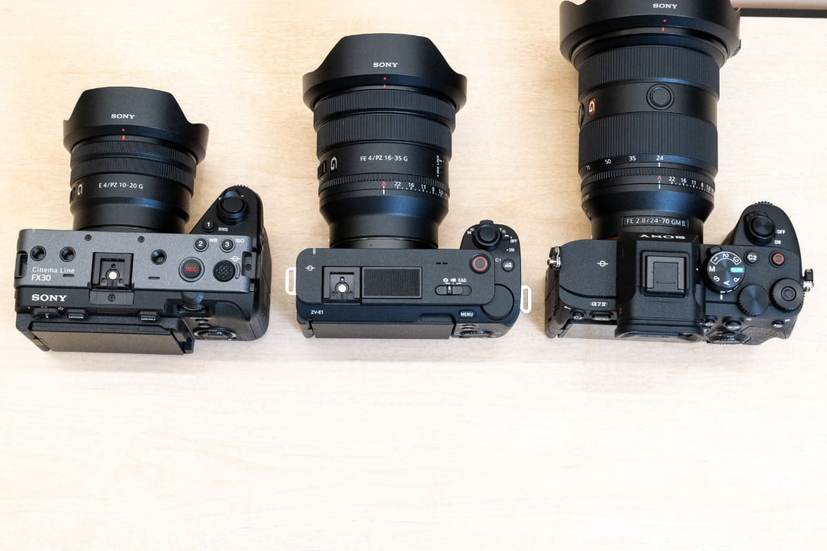 左からFX30、ZV-E1、α7 IV。インターフェイスはそれぞれ違う