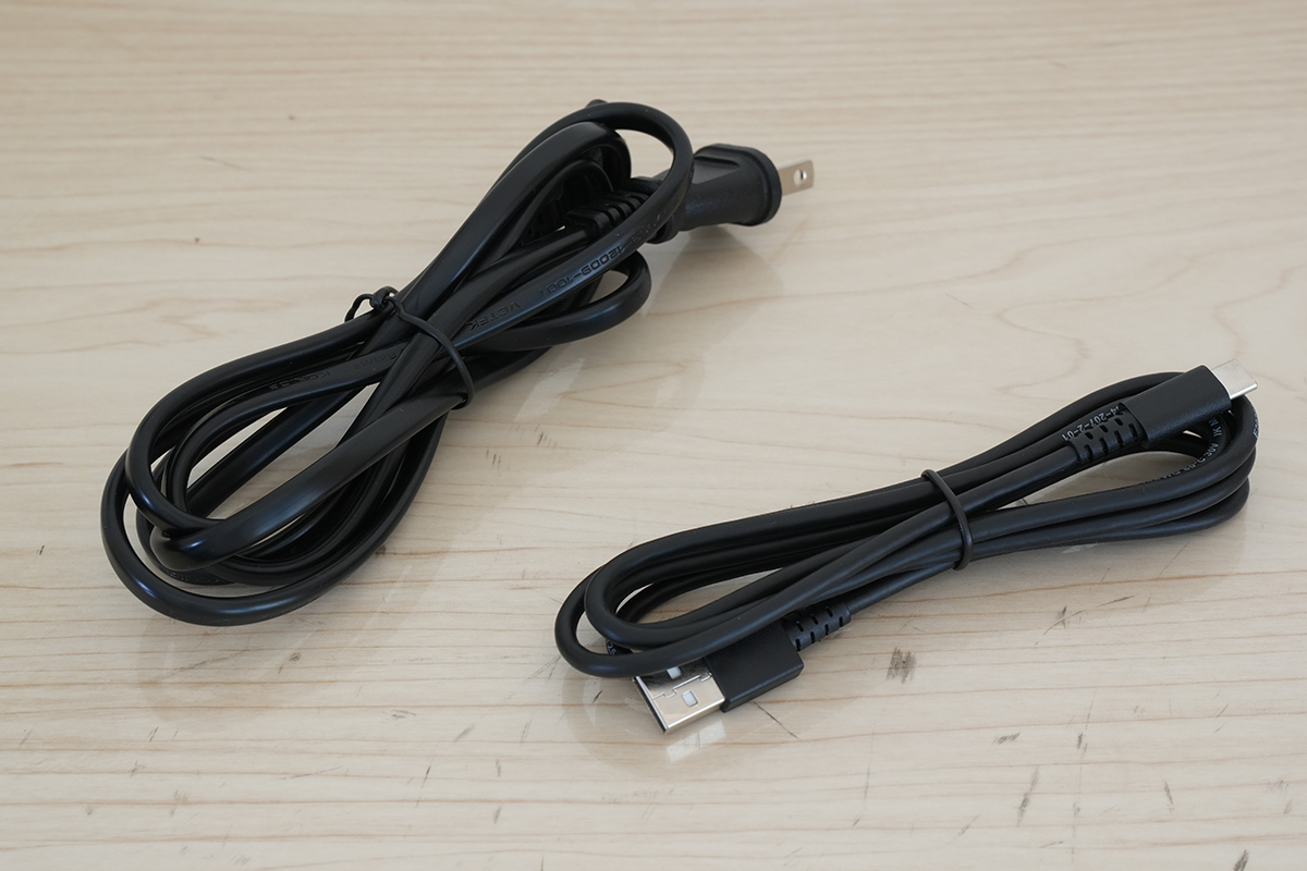 電源は内蔵式でメガネタイプのACケーブルが付属する