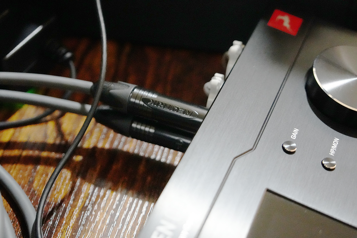 TRS⇒XLR変換ケーブルでスピーカーに接続するとノイズは発生しなかった