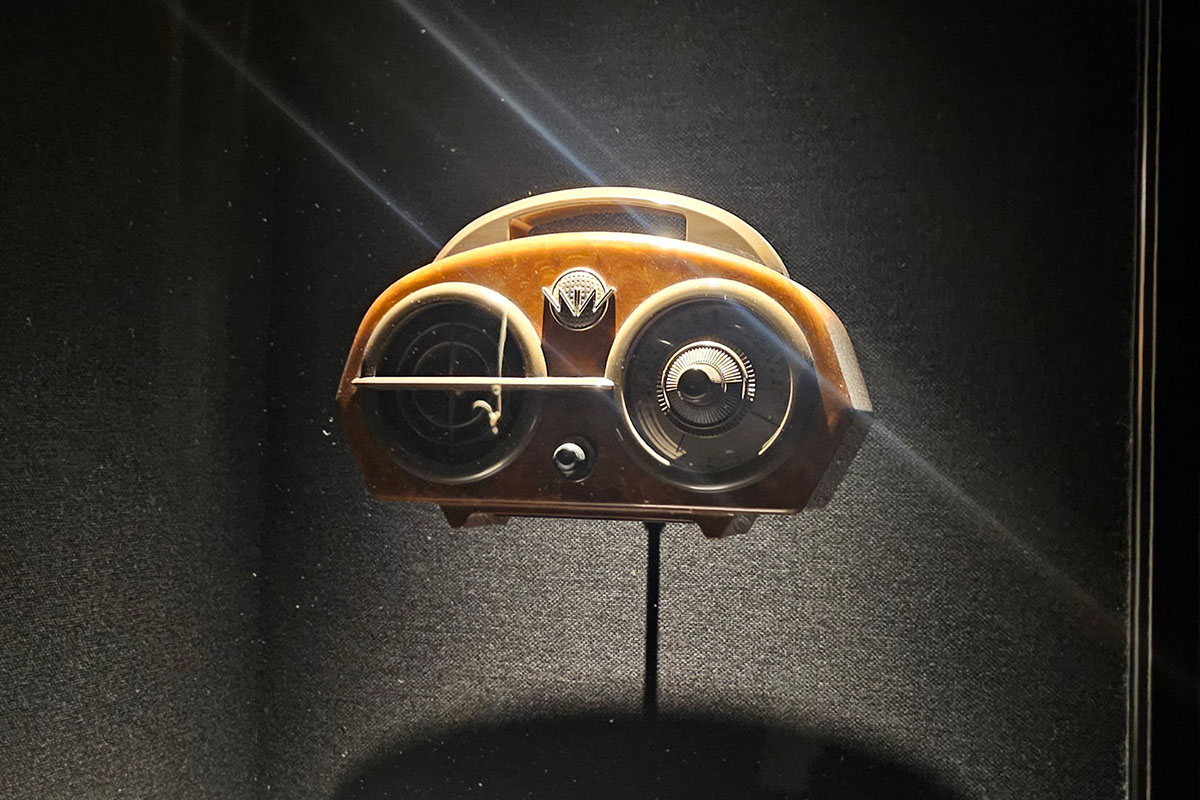 劇中でロン・ウィーズリーが使っているラジオ。これは小道具だけれど、音作りのスタジオの展示スペースでは、思わず機材のメーカーを確認してしまう！<Br><span class="fnt-70">Warner Bros. Studio Tour Tokyo – The Making of Harry Potter.</span>