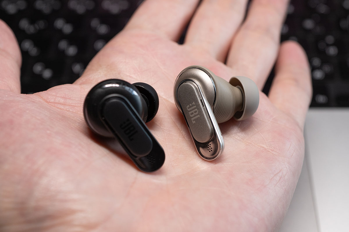 左からTOUR PRO 3、右がTOUR PRO 2。機種が変わっても着け心地の違和感はまったくナシです