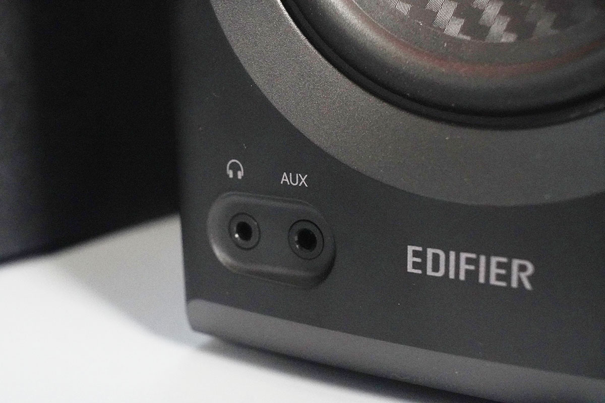ヘッドフォン端子とAUX入力は前面